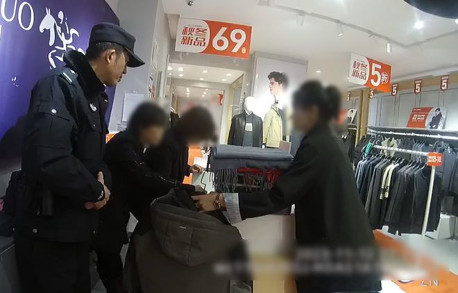 hth华体会体育中卫一男子在世和广场男装店将模特身上棉衣及两件T恤盗走民警成功将(图1)