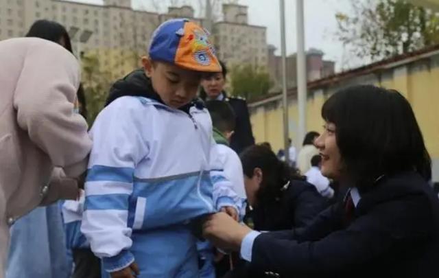 华体会hth体育家长吐槽学校要求校服外穿学生肿成轮胎人部分地区已做出整改(图1)