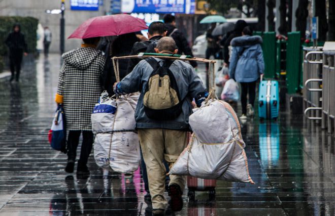 hth华体会体育11年四川男子过安检棉衣鼓包引警方怀疑调查牵出惊案(图2)