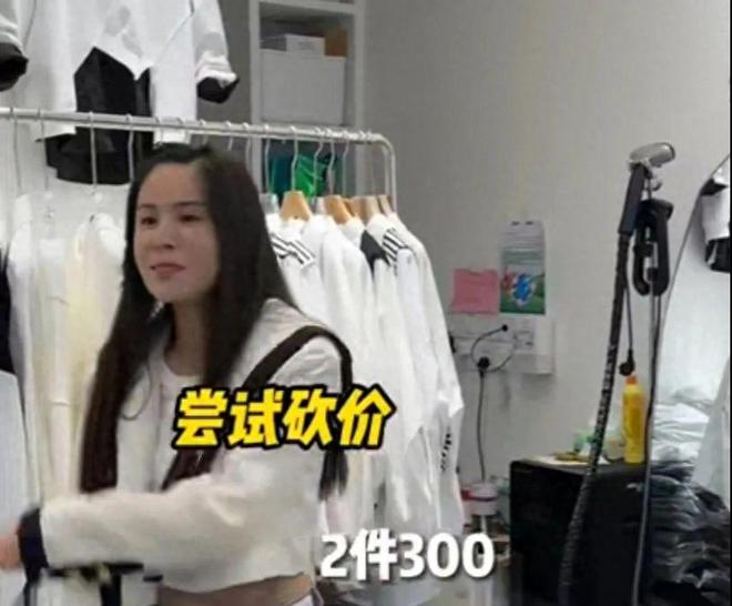 华体会hth体育李若彤现身四季青批发市场买衣服疯狂砍价买22件衣服仅1980元(图2)